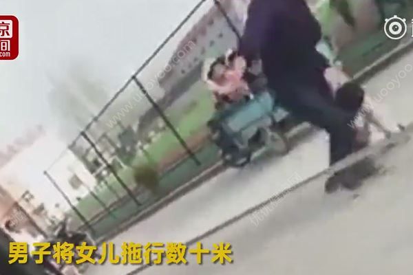 男子當(dāng)街暴打女兒：鞋子抽臉、拽衣拖行(3)