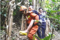 老人迷路被困懸崖邊50余小時，靠山泉維持生命[多圖]