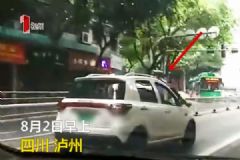 男子駕車一路狂飆，倆交警掛車身上被拖行數(shù)百米[多圖]