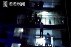 女子與家人爭(zhēng)執(zhí)從5樓跳下，被4樓鄰居一把抓住[多圖]