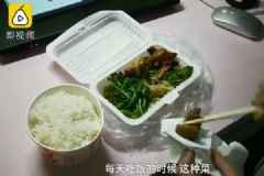 表演系女生吃飯用紙吸油，因為長胖會掛科！[多圖]