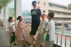 11歲男孩身高已超2.06米，或成為全球最高小學(xué)生，小孩增高方法[多圖]