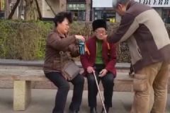 66歲女兒牽96歲母親逛街，如何做才能健康長(zhǎng)壽？[多圖]