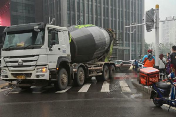 湖北發(fā)生慘烈車禍！女子被攪拌車碾壓當(dāng)場身亡！(1)