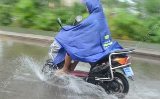 為什么下雨天容易摔跤？下雨天電動車打滑怎么回事？(3)