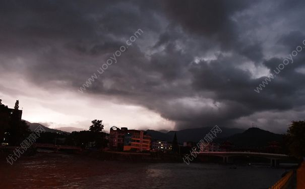 打雷可以撐傘嗎？打雷下雨能不能打傘？(4)