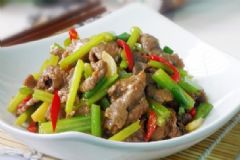 芹菜炒牛肉怎么做？芹菜炒牛肉的做法[圖]