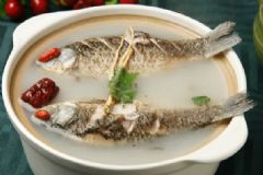 鯽魚湯有什么功效？鯽魚湯的功效與作用[圖]