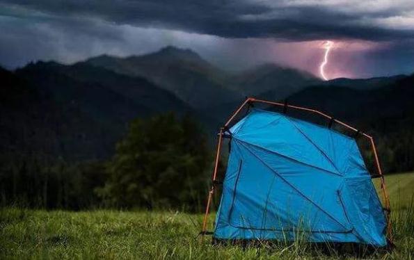 戶外活動包括什么？在戶外遇到雷雨怎么辦？